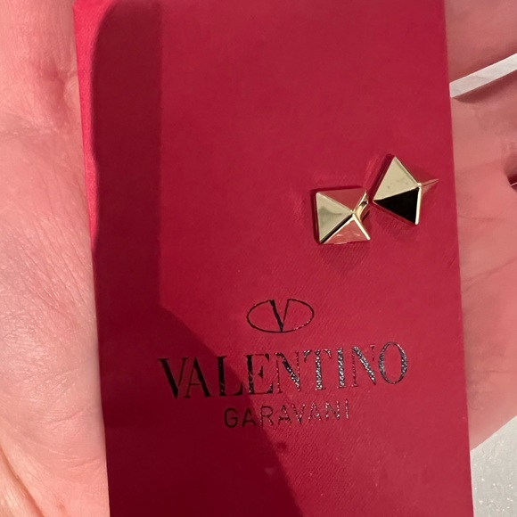 Rockstud Block Heel Sandal
VALENTINO GARAVANI
Black and gold - Picture 6 of 6